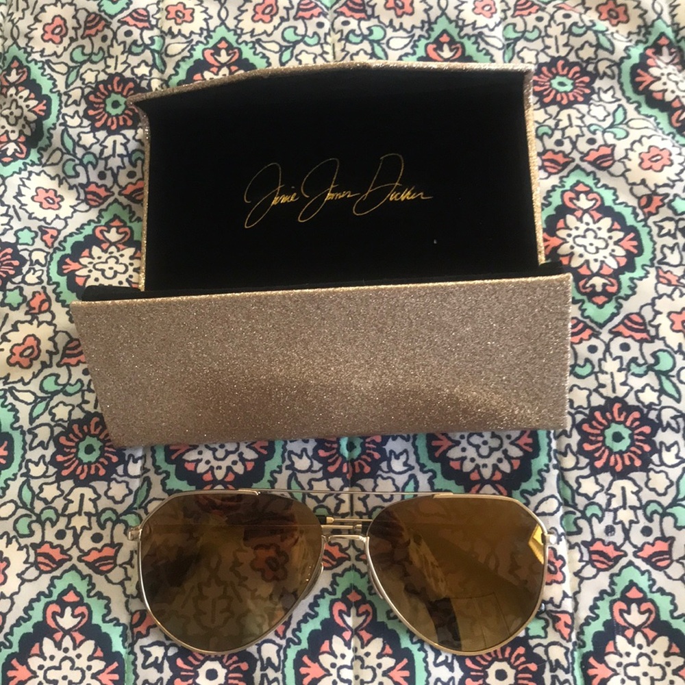 Jessie Decker aviators